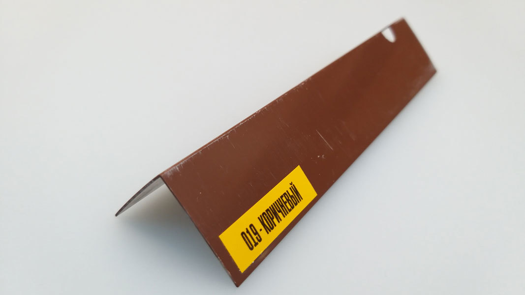 ugol plastikovyy 25h25h2700 mm