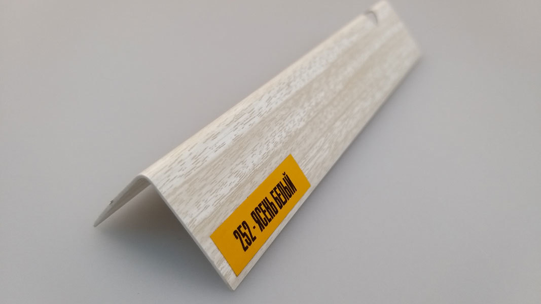 Ideal — Угол пластиковый Идеал 20х20х2700 мм. 252 Ясень белый