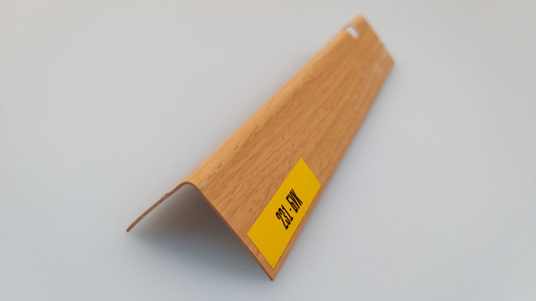 Ideal — Угол пластиковый Идеал 30х30х2700 мм. 231 Бук