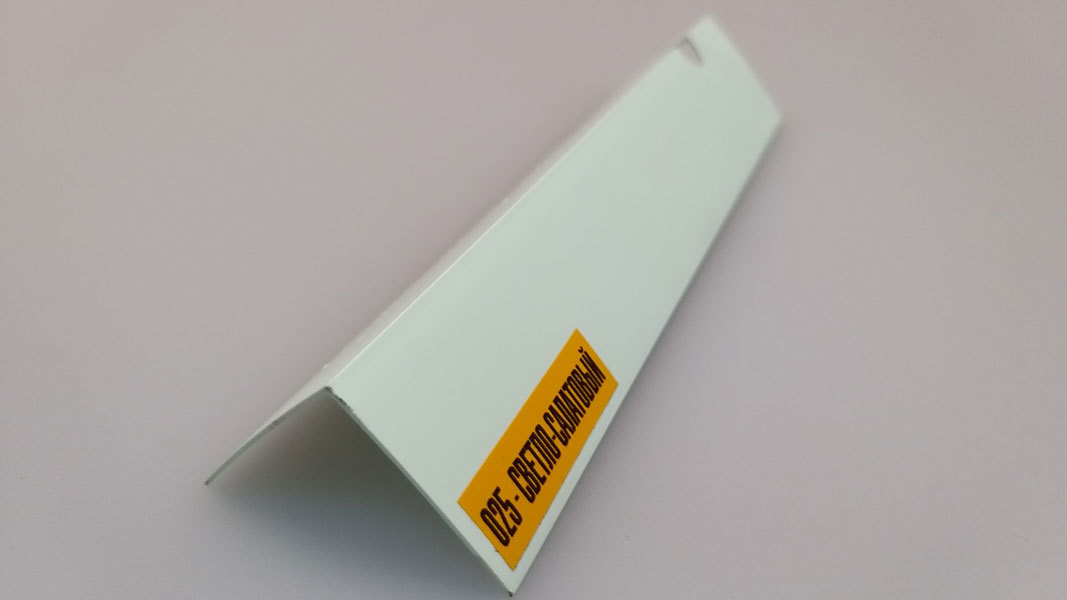 Ideal — Угол пластиковый Идеал 30х30х2700 мм. 025 Светло-салатовый